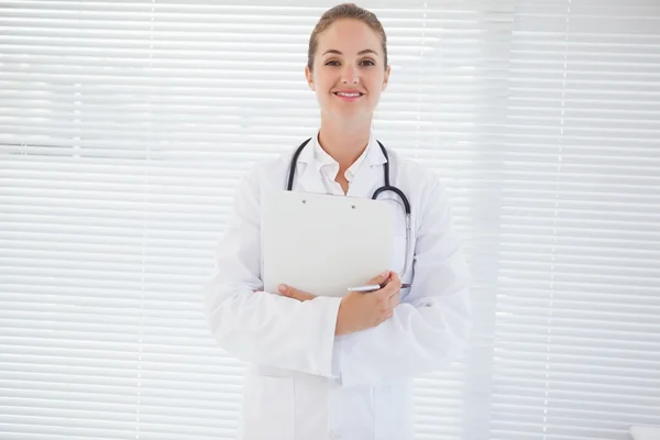 Médico segurando prancheta — Fotografia de Stock