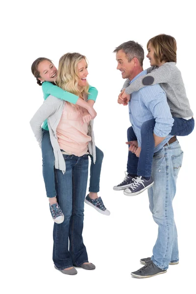 Ouders waardoor kinderen piggy rug — Stockfoto