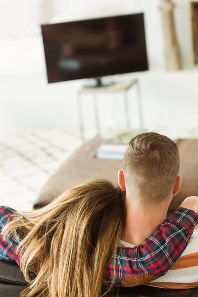 Couple relaxing on couch — Stock Photo, Image
