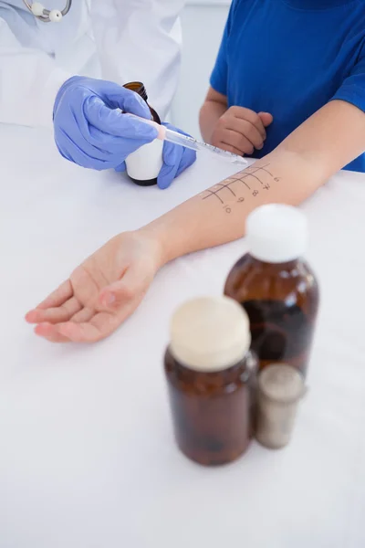 Doctor performing skin prick test — Stock Photo, Image