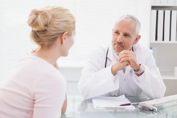 Paciente consulta médico feliz — Fotografia de Stock