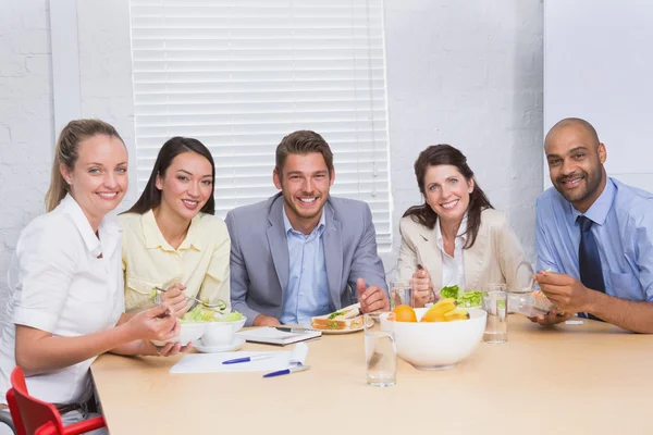 Business people eating sandwiches and salad — Stock Photo, Image