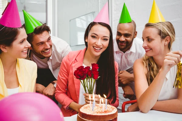 Equipe de negócios comemorando aniversário — Fotografia de Stock