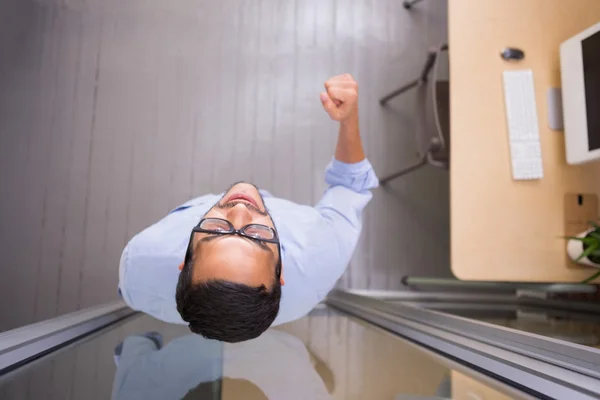 Affärsman jublar i office — Stockfoto