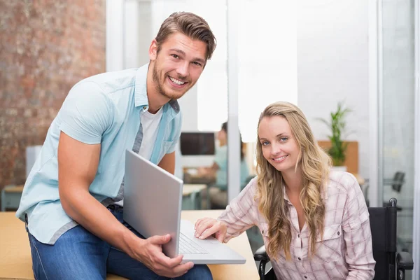 Les gens d'affaires travaillant ensemble avec un ordinateur portable — Photo