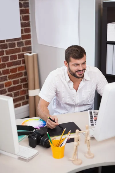 Ontwerper werken op de computer — Stockfoto