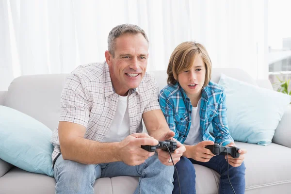 Fils et père jouer à des jeux vidéo — Photo