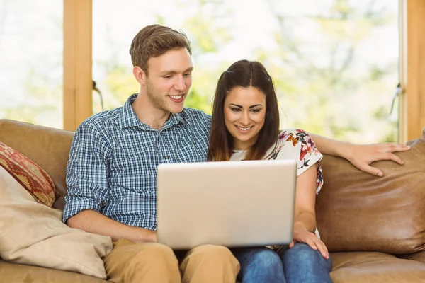 Par avkopplande med laptop — Stockfoto