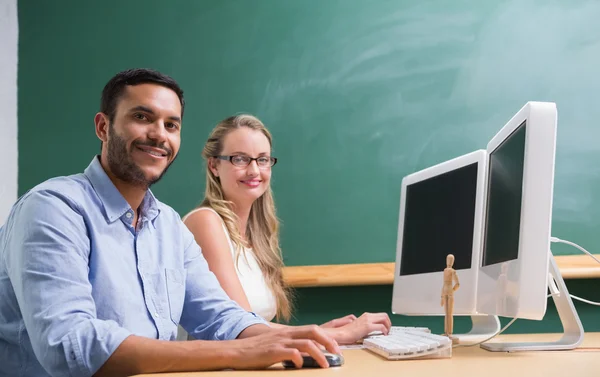 Empresários usando o computador — Fotografia de Stock