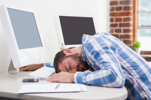 Geschäftsmann schläft am Schreibtisch — Stockfoto