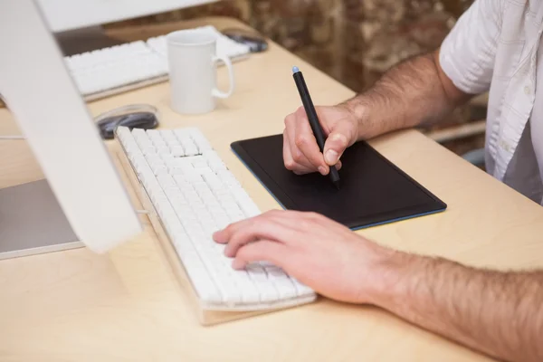 Kunstenaar puttend uit grafisch tablet pc — Stockfoto