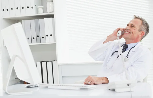 Doctor answering call — Stock Photo, Image