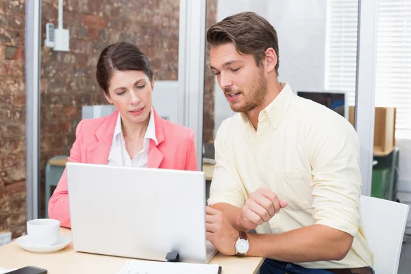 Les hommes d'affaires travaillent ensemble sur ordinateur portable — Photo