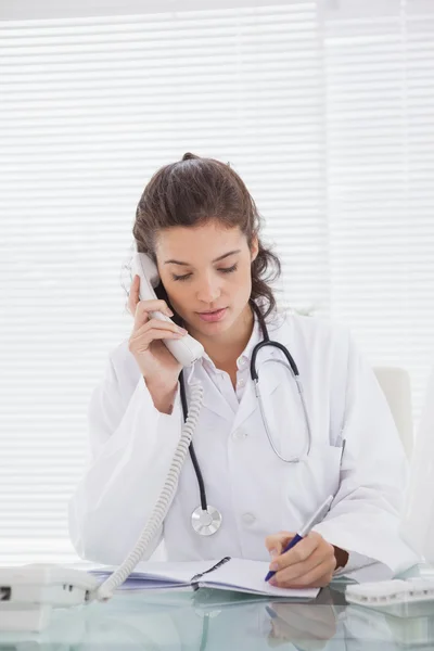 Vet phoning and taking notes — Stock Photo, Image