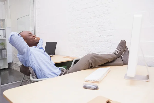 Empresario relajándose en el escritorio — Foto de Stock