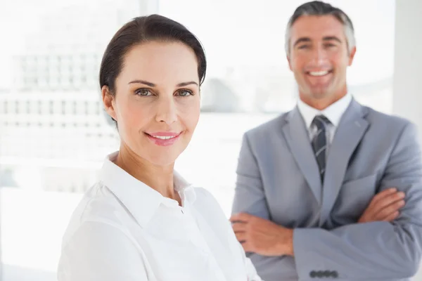 Zakenvrouw op het werk met collega — Stockfoto