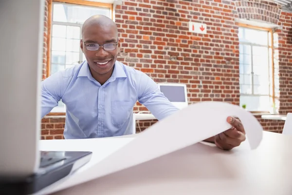 Empresario usando portátil en el escritorio — Foto de Stock