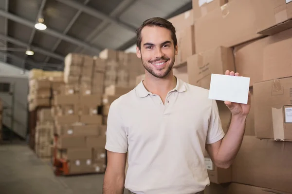 Trabajador sosteniendo tablero en blanco — Foto de Stock