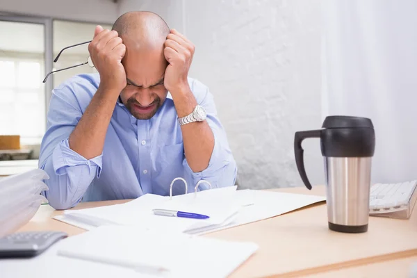 Hombre de negocios con papeleo en el escritorio — Foto de Stock