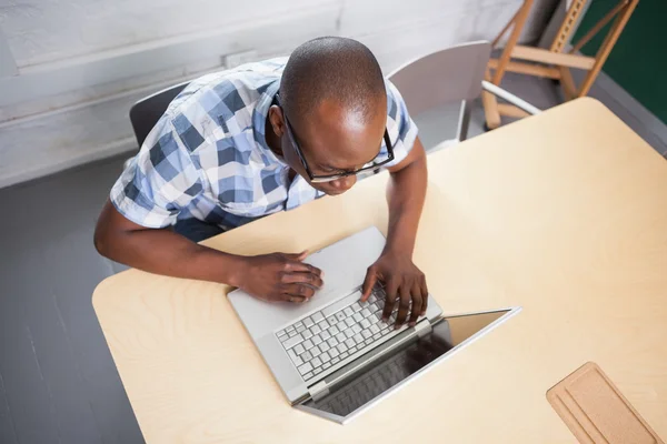 Geschäftsmann trägt Brille und arbeitet — Stockfoto