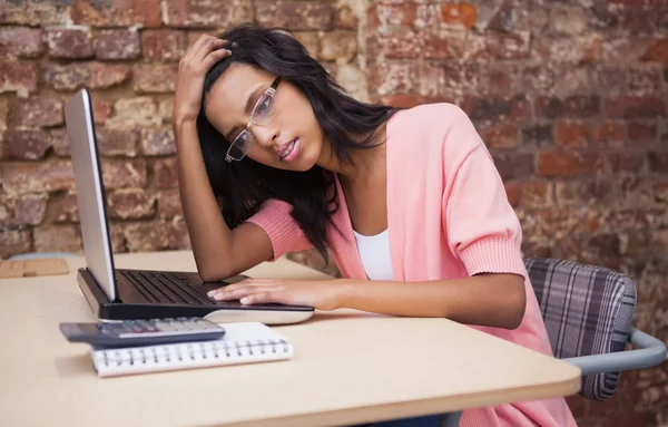 Mujer de negocios sentada en el escritorio con portátil — Foto de Stock