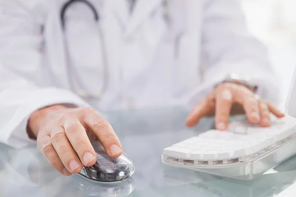 Doctor typing on keyboard — Stock Photo, Image