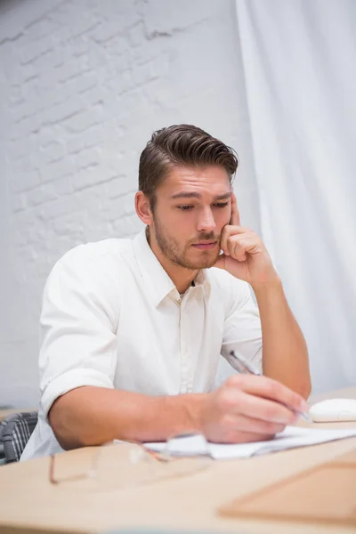 Affärsman skriva dokument — Stockfoto