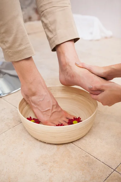 Pedicurist cleansing male feet — Stock Photo, Image