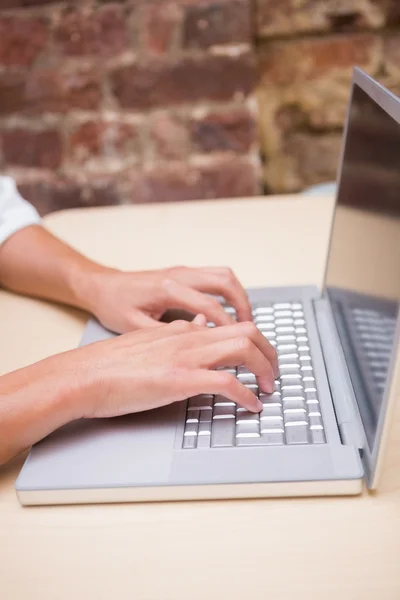 Männliche Hände mit Laptop am Schreibtisch — Stockfoto