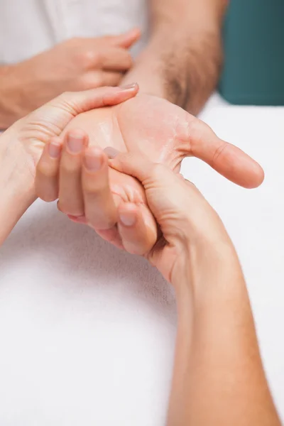 Manicura masajear la mano de los clientes —  Fotos de Stock