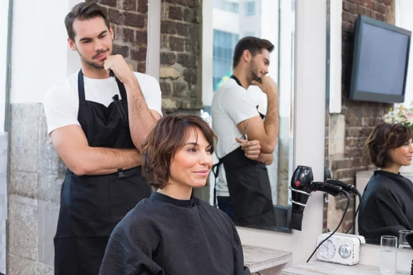 Haarstylist met klant — Stockfoto