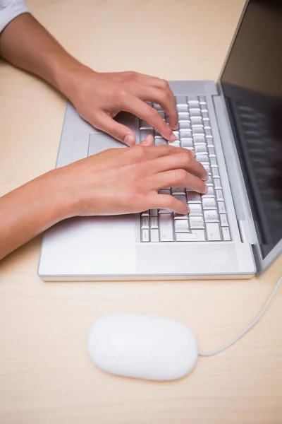 Les mains masculines utilisant un ordinateur portable au bureau — Photo