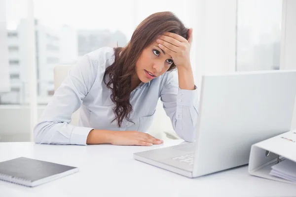 Zakenvrouw met laptop — Stockfoto