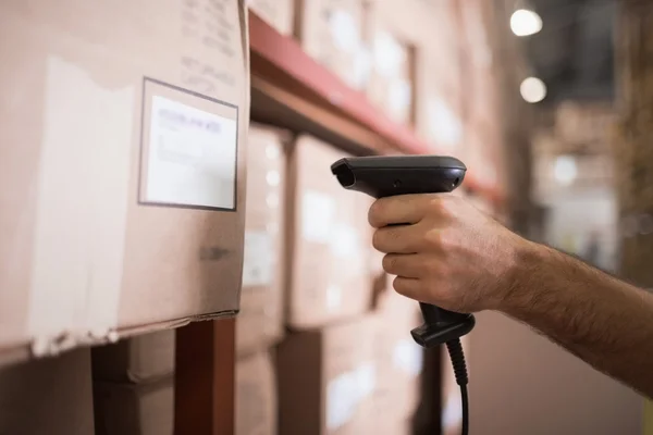 Manliga handscanner anläggning — Stockfoto