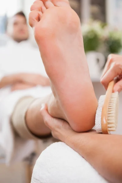 Pedicurist erkek ayakları üzerinde çalışma — Stok fotoğraf