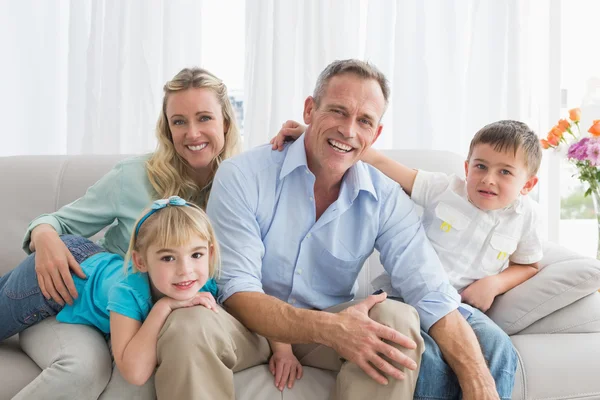 Familjen avkopplande på soffan — Stockfoto