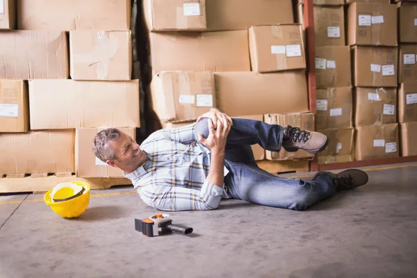 Lavoratore sdraiato sul pavimento — Foto Stock