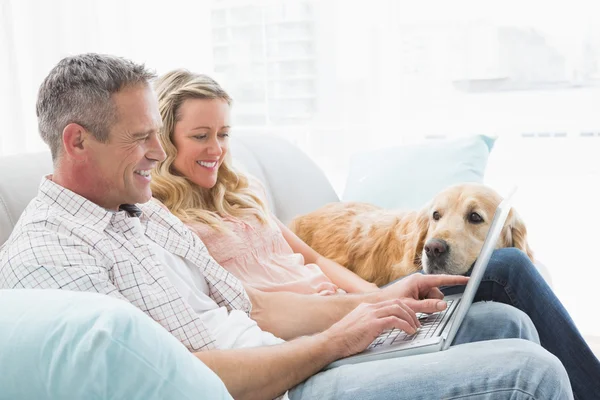 Couple spending time with dog — Stock Photo, Image