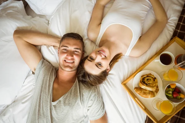 Couple prenant le petit déjeuner au lit — Photo