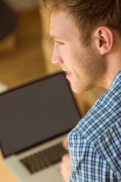 Man använder laptop på soffan — Stockfoto