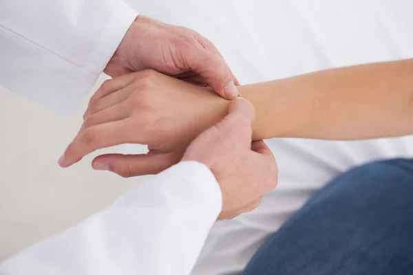 Medico che esamina i pazienti polso — Foto Stock