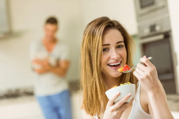 Kvinna äta fruktsallad — Stockfoto