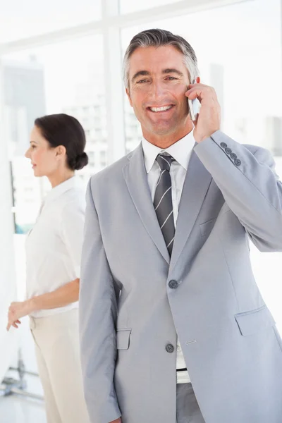 Affärsman som använder telefon — Stockfoto