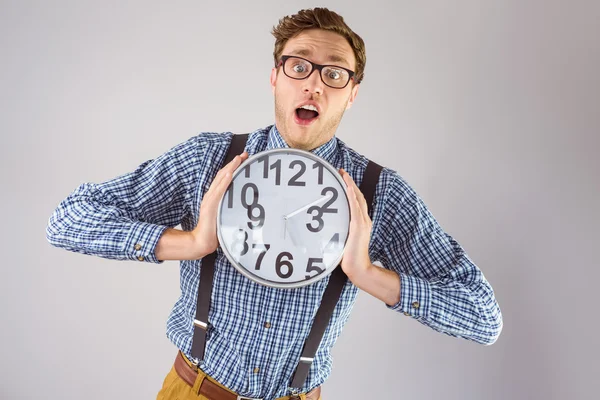 Hombre de negocios sosteniendo reloj — Foto de Stock