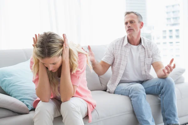 Frau ignoriert Partner auf Couch — Stockfoto