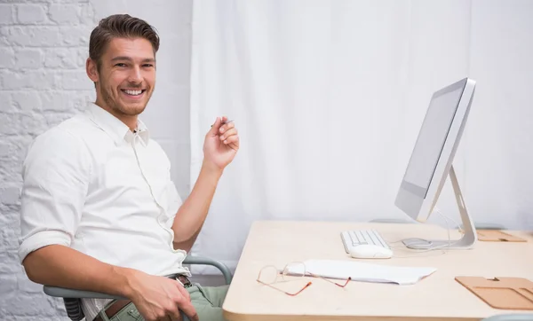 Affärsman med datorn på kontoret — Stockfoto