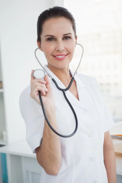 Arts met een stethoscoop op het werk — Stockfoto