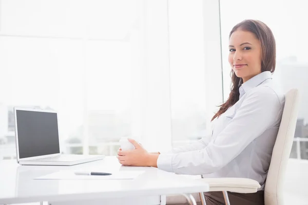 Femme d'affaires prenant un café — Photo