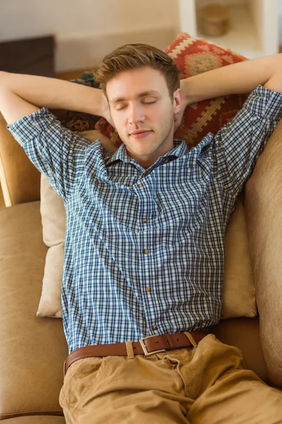 Muž podřimuje na gauči — Stock fotografie