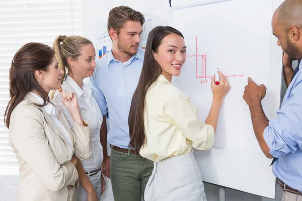 Geschäftsfrau lächelt in die Kamera — Stockfoto